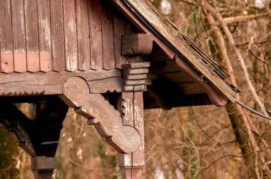 Çatıda asılı eski paslı zincir.