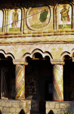 Şehrin güzel renkli mimarisi.