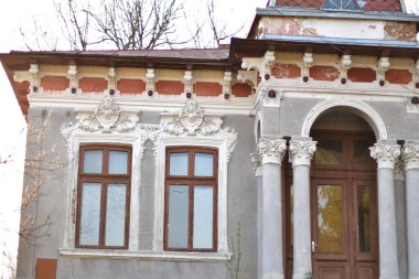 Pencereli eski ahşap kapı