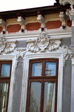 Eski binanın cephesi