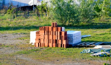 İnşaat alanında bir yığın ahşap palet..