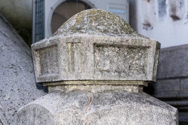 Eski mezarlıktaki mezar taşının ayrıntıları.