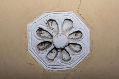 Eski kapı beyaz bir duvara boyanmış.