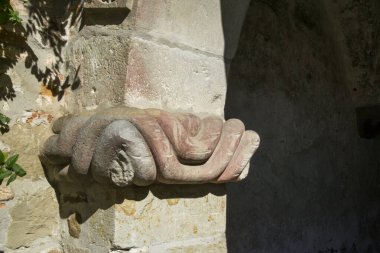 Haçlı eski taş duvar