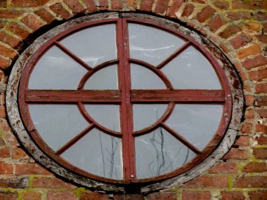 Eski bir duvarında bir pencere