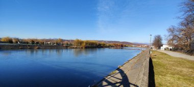 Güzel göl manzarası