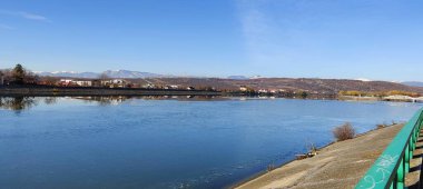 Sabahları şehrin en kirli kasabasındaki köprünün manzarası.