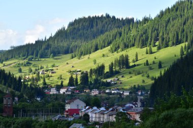 Dağlardaki köyün manzarası