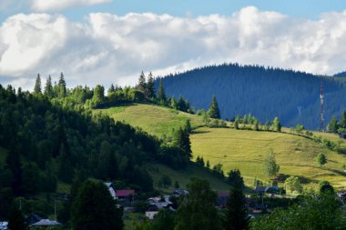 Karpatya dağlarında bir köyü olan güzel bir dağ manzarası. yaz günü.