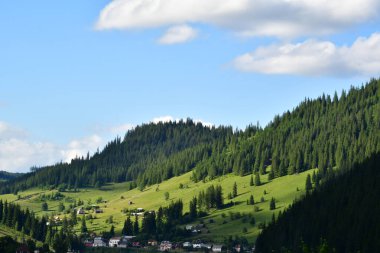 Dağları ve mavi gökyüzü olan güzel bir manzara.