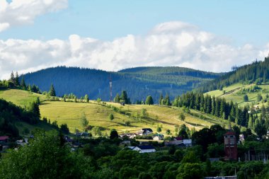 Güneşli yaz gününde Karpat Dağları, güzel manzara, köy.