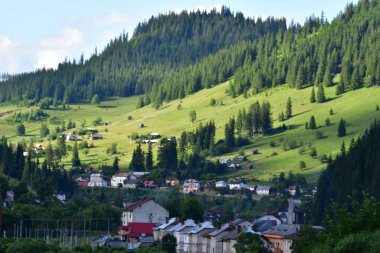 Dağlardaki köyün manzarası