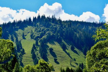 Dağ aralığı ve mavi gökyüzü olan güzel bir manzara..