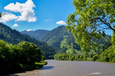 Nehir ve dağlarla dolu güzel bir manzara