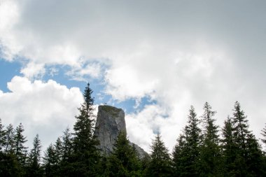 Avustralya 'daki Bavyera dağlarının bulutlu gökyüzü manzarası.