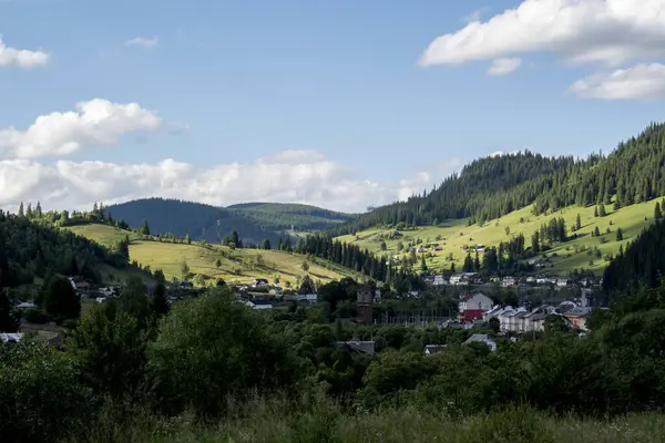 Karpatların köyü güneşli bir günde, Ukrayna