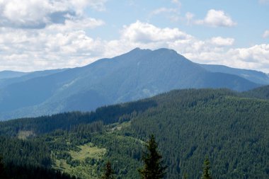 Dağlardaki güzel yaz manzarası