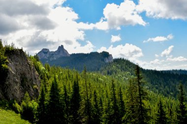 Dağları ve mavi gökyüzü olan güzel bir manzara.