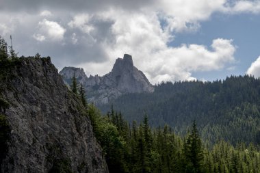 İtalya 'daki Dolomite dağlarına bakın.