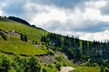Dağları ve mavi gökyüzü olan güzel bir manzara.