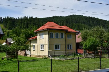 Dağlarda ahşap bir ev