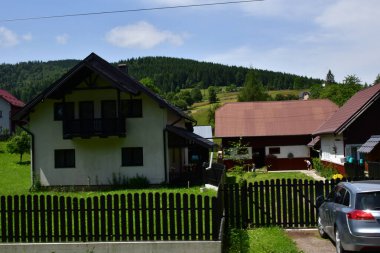 Köydeki evin manzarası.