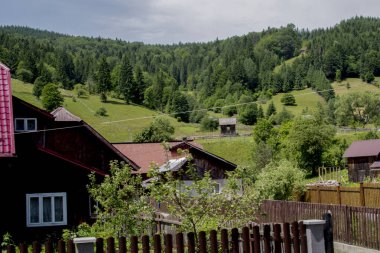 Köydeki dağların manzarası