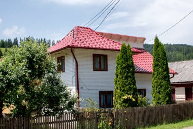 Dağlarda eski ahşap bir ev