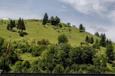Dağları ve mavi gökyüzü olan güzel bir manzara.