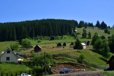 Köydeki dağ manzarası