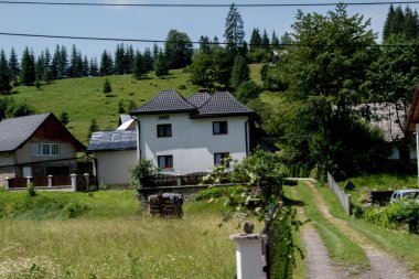Dağlarda küçük bir köy. Slovakya