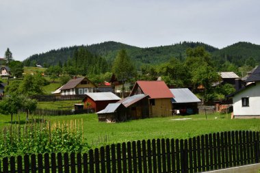Karpat Dağları 'nın köyü manzarası.