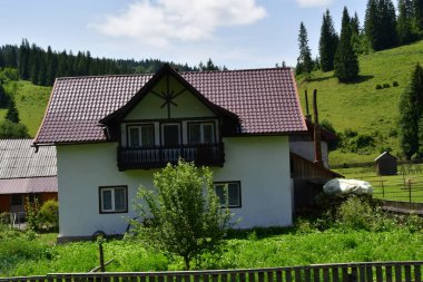 Ukrayna Karpatlarında bir yaz günü ahşap ev