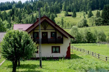 Dağlarda ahşap bir ev. yüksek kaliteli fotoğraf