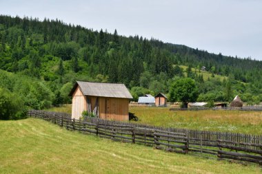 bir tepe üzerinde eski ahşap ahır