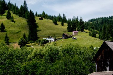 Romanya 'nın Bubuthians köyü. Dağlarda evi olan güzel bir manzara.