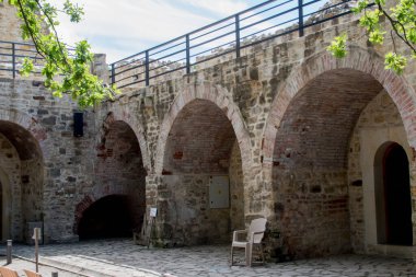 Eski şehrin ortaçağ kalesi, ilçe bölgesinin vilayeti.