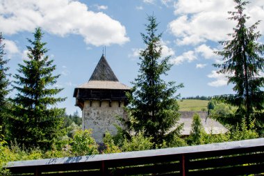 Köyün dağlarındaki eski ahşap kule.