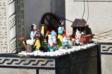 Kırmızı çiçekli beyaz bir seramik vazonun yakın plan fotoğrafı.