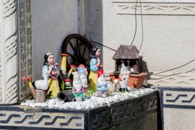 Güzel dekoratif seramik seramik Eski şehrin sokaklarında, Tiflis, Georgia