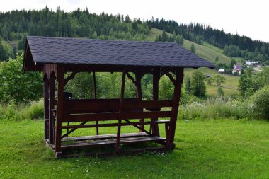 Parktaki ahşap çardak.