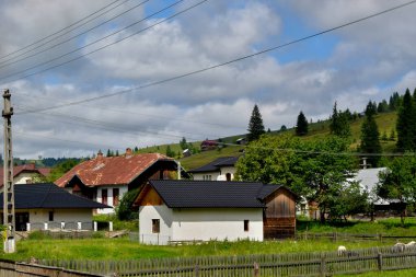 Karpatların köyünün manzarası. Dağlar papav köyüdür.
