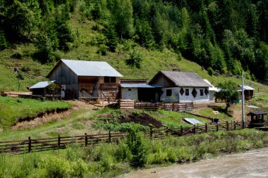 Dağlarda eski bir ev