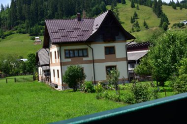 Dağlardaki güzel ev. Köy Karpatlar 'ın dağlarında yer almaktadır..