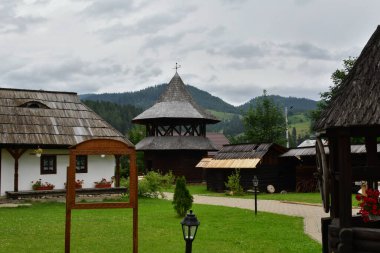 Dağlardaki eski ahşap ev.