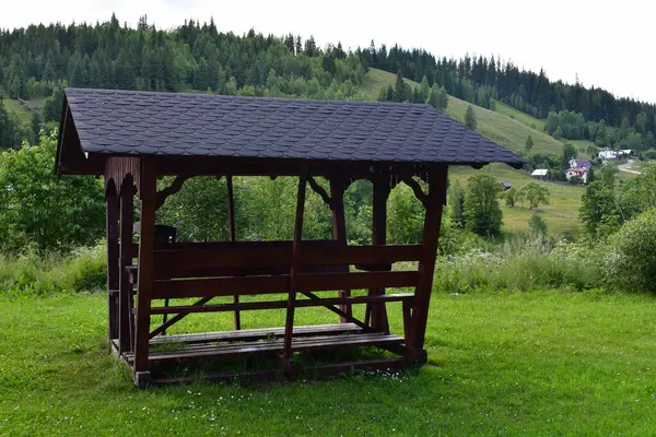 Parktaki ahşap çardak.