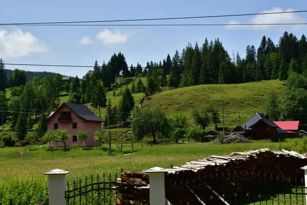 Çitleri ve çitleri olan köy evi.