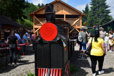 Rostodon eyaletinin kuzeyindeki eski roroa kasabasının parkındaki bir festivalde insanlar