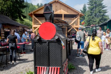 Kırmızı şaraplı ahşap ev.