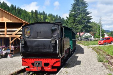 Köyün dağlarındaki tren istasyonu.